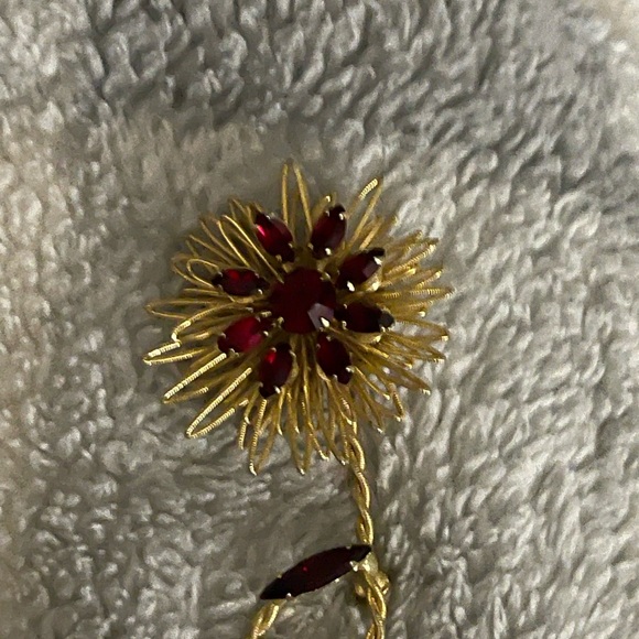 Vintage Albert Weiss made in Germany 1940’s-1950’s’s ruby red flower brooch . - Picture 2 of 8